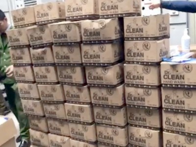Số khẩu trang và dung dịch nước rửa tay bị thu giữ. Ảnh: Bộ Công an.