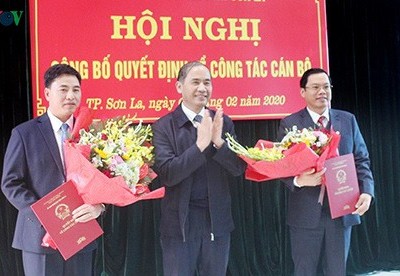 Ông Nguyễn Quốc Khánh, Phó Chủ tịch UBND tỉnh Sơn La trao Quyết định và tặng hoa chúc mừng ông Nguyễn Thế Phương và ông Trần Công Chính.