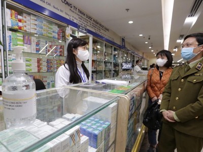 Lực lượng chức năng thị sát, kiểm tra, tuyên truyền các cửa hàng kinh doanh thuốc, dụng cụ y tế tại Trung tâm phân phối thuốc Hapulico, Thanh Xuân, Hà Nội. (Ảnh: Trần Việt/TTXVN).