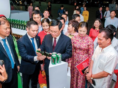 Phó Thủ tướng Chính Phủ Vương Đình Huệ tham quan gian hàng của Habeco tại Hội nghị tổng kết 10 năm thực hiện Cuộc vận động “Người Việt Nam ưu tiên dùng hàng Việt Nam” ngành công thương.