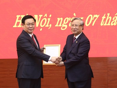Thường trực Ban Bí thư Trần Quốc Vượng trao Quyết định của Bộ Chính trị phân công Phó Thủ tướng Vương Đình Huệ làm Bí thư Thành ủy Hà Nội nhiệm kỳ 2015-2020.