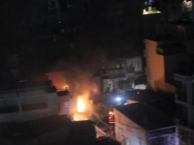 Nhà trong hẻm bốc cháy lúc nửa đêm khiến nhiều người hoảng loạn