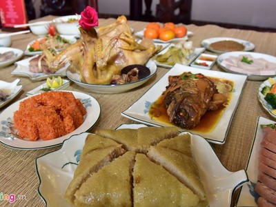 Gà luộc, bánh chưng hay nem là các món ăn quen thuộc trong mâm cỗ của người Việt.