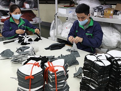 Sản xuất khẩu trang vải nano tại nhà máy ở Thái Nguyên.