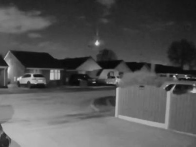 Camera an ninh ghi lại cảnh tượng thiên thạch phát nổ