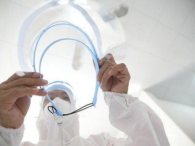 Bác sĩ Bệnh viện Chợ Rẫy chuẩn bị trang phục bảo hộ trước khi vào khu vực điều trị cách ly bệnh nhân viêm phổi do virus corona. 