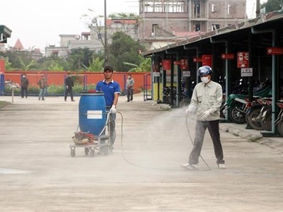 Phun thuốc khử khuẩn phòng ngừa dịch bệnh nCoV tại Công ty TNHH Kiara Garments Việt Nam (thị trấn Cát Thành, huyện Trực Ninh, tỉnh Nam Định). (Ảnh: Văn Đạt/TTXVN).