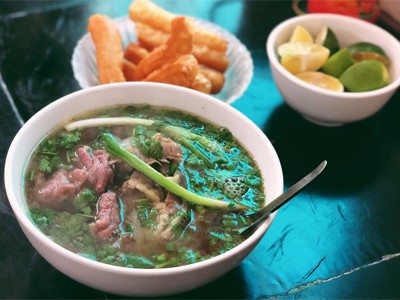 Những quán phở, bún vỉa hè giá cao vẫn hút khách ở Hà Nội