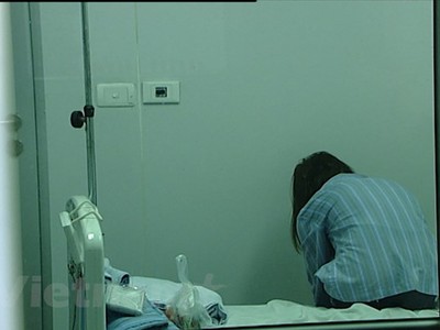 Một nữ bệnh nhân mắc 2019-nCoV đang điều trị tại Bệnh viện Bệnh nhiệt đới Trung ương. (Ảnh: PV/Vietnam+).