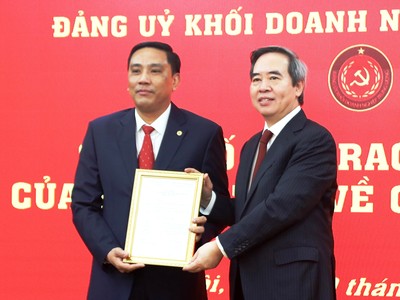 Đồng chí Nguyễn Văn Bình, Ủy viên Bộ Chính trị, Bí thư Trung ương Đảng, Trưởng ban Kinh tế Trung ương trao quyết định cho đồng chí Hoàng Giang.