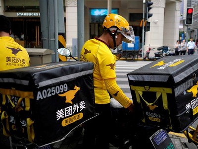 Nhân viên giao đồ ăn của Meituan tại Thượng Hải. Ảnh: SCMP.