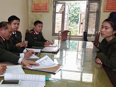 Công an làm việc với Cà Thị Lả. Ảnh: Công an cung cấp.