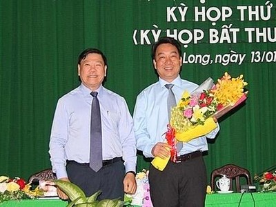 Bí thư Tỉnh ủy Vĩnh Long Trần Văn Rón chúc mừng ông Lữ Quang Ngời (ôm hoa).