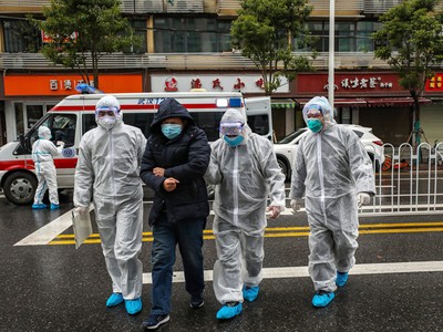 Các nhân viên y tế Trung Quốc hỗ trợ bệnh nhân tại Vũ Hán ngày 27/1. Ảnh: AP.