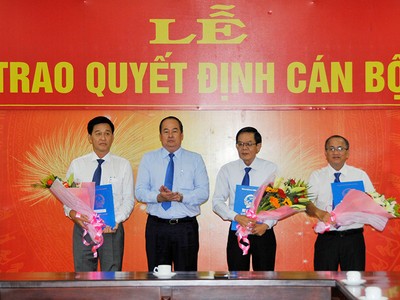 Chủ tịch UBND tỉnh An Giang Nguyễn Thanh Bình trao quyết định bổ nhiệm và bổ nhiệm lại cho 3 cán bộ cấp sở.