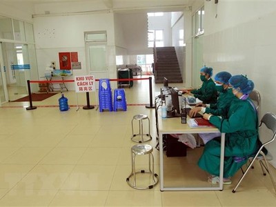 Các bác sỹ túc trực sẵn sàng cách ly các đối tượng nhiễm bệnh COVID-2019. (Ảnh: An Đăng/TTXVN).