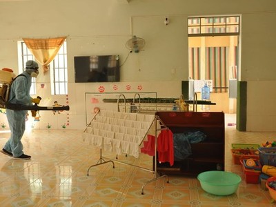 Phun xịt khử trùng tại các trường học. (Ảnh: TTXVN).