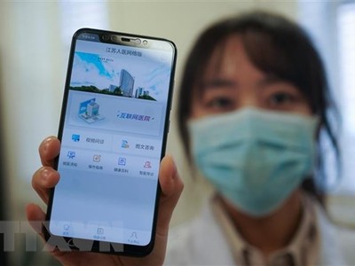 Nhân viên y tế bệnh viện ở Nam Kinh, tỉnh Giang Tô (Trung Quốc) giới thiệu trang mạng tư vấn trực tuyến sơ bộ về virus corona chủng mới (COVID-19) hỗ trợ người dân phòng ngừa và ngăn chặn khả năng lây lan của dịch bệnh, ngày 7/2/2020. (Nguồn: THX/TTXVN).