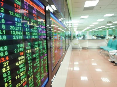 Lợi nhuận 898 doanh nghiệp trên sàn tăng 13%: Nhóm nào thực lãi?