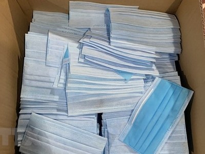 Khẩu trang bị thu giữ. (Ảnh: TTXVN).