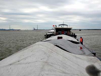 Tàu TB 1329 đã được dẫn giải về khu vực neo đậu an toàn, tiến hành các biện pháp điều tra, xác minh và xử lý theo quy định của pháp luật: (Ảnh: TTXVN).