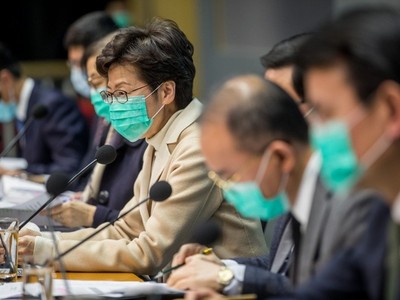 Đặc khu trưởng Hong Kong Carrie Lam phát biểu trong khi đeo khẩu trang y tế trong cuộc họp báo ngày 31/1. Ảnh: Bloomberg.