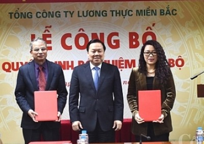 Ông Nguyễn Hoàng Anh trao quyết định cho ông Phạm Xuân Quế và bà Bùi Thị Thanh Tâm.