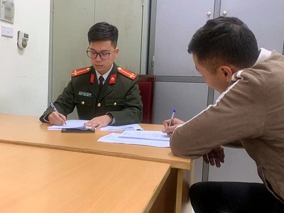 Công an làm việc với người đăng tin sai sự thật về dịch bệnh trên mạng xã hội.