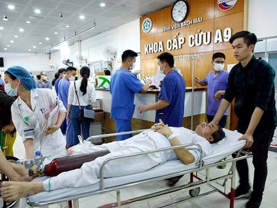 Bệnh nhân cấp cứu tại Bệnh viện Bạch Mai. (Ảnh: Dương Ngọc/TTXVN).