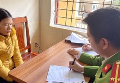 Cảnh sát lấy lời khai nghi can. Ảnh: T. Thanh.