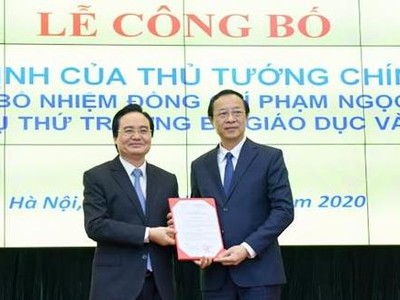 Bộ trưởng Phùng Xuân Nhạ trao quyết định cho đồng chí Phạm Ngọc Thưởng.