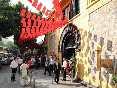 Di tích lịch sử nhà tù Hỏa Lò thu hút đông khách trong nước và quốc tế đến tham quan, nghiên cứu và học tập. (Ảnh: Thanh Tùng/TTXVN).