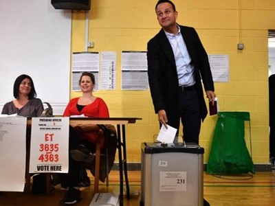 Thủ tướng Ireland Leo Varadkar tham gia bỏ phiếu. (Ảnh: AFP/Getty).