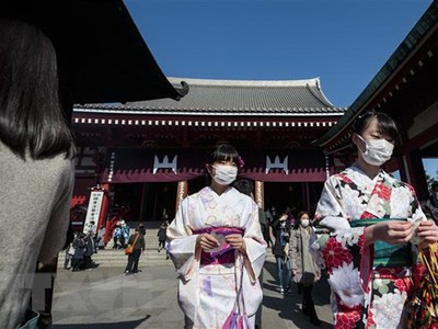 Người dân đeo khẩu trang để phòng tránh lây nhiễm COVID-19 tại Tokyo, Nhật Bản, ngày 3/2/2020. (Ảnh: AFP/TTXVN).