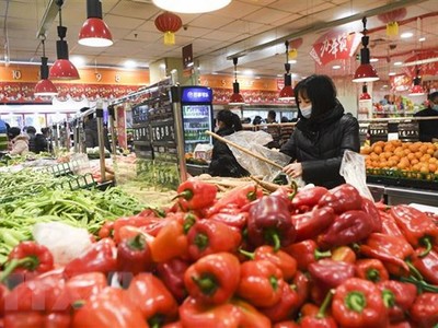 Người dân mua sắm tại một siêu thị ở Trùng Khánh, Trung Quốc ngày 5/2/2020. (Nguồn: THX/TTXVN).