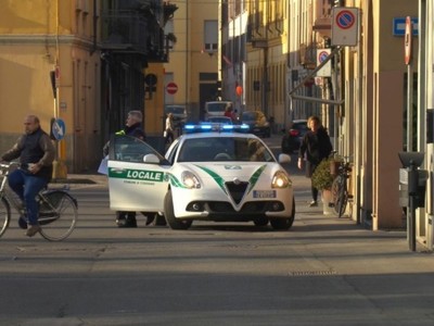 Một xe cảnh sát tại bắc Italy ngày 21/2. Ảnh: Reuters.