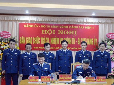 Trung tướng Hoàng Văn Đồng chứng kiến nội dung ký bàn giao chức trách, nhiệm vụ Chính ủy, Bí thư Đảng ủy Vùng Cảnh sát biển 1.