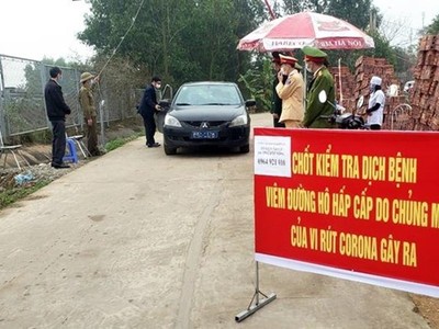 Một chốt kiểm soát tại một lối vào của xã Sơn Lôi, huyện Bình Xuyên. (Ảnh: Hoàng Hùng/TTXVN).