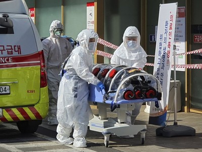 Bệnh nhân nhập viện tại thành phố Daegu, Hàn Quốc. Ảnh: AP.