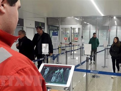 Nhân viên chữ thập đỏ dùng máy quét thân nhiệt để kiểm tra thân nhiệt hành khách tại sân bay Fiumicino, Rome, Italy, ngày 5/2/2020. (Ảnh: AFP/ TTXVN).