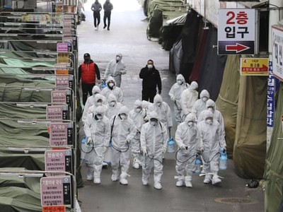 Hàn Quốc cho xịt khử trùng một khu chợ ở Daegu trong nỗ lực ngăn chặn mầm bệnh lây lan (Ảnh: AP).