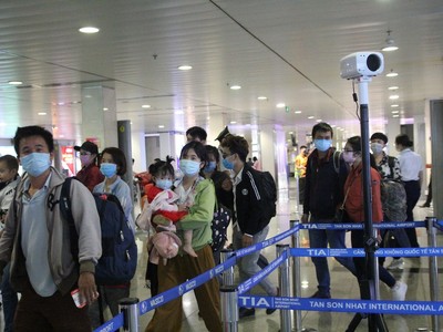 Hành khách qua chốt kiểm soát virus corona tại sân bay Tân Sơn Nhất.