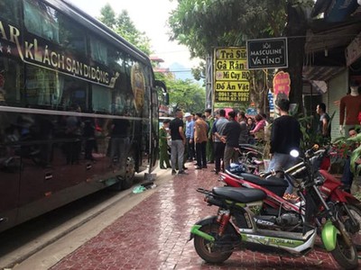 Công an tiến hành kiểm tra xe khách Bảo Lâm.