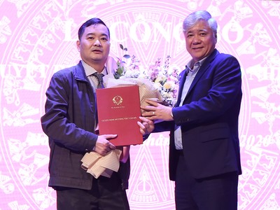 Bộ trưởng, Chủ nhiệm Ủy ban Dân tộc trao quyết định và chúc mừng đồng chí Hoàng Đức Thành.