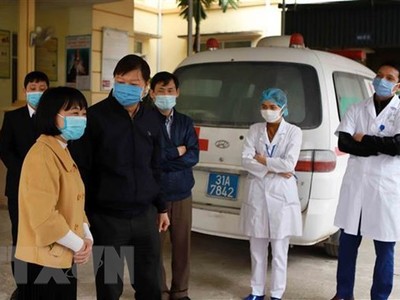 Đoàn công tác kiểm tra công tác phòng chống dịch COVID-19 tại Trạm y tế xã Sơn Lôi. (Ảnh: Hoàng Hùng/TTXVN).