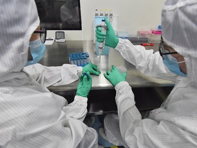 Thử nghiệm bộ dụng cụ xét nghiệm axit nucleic tại một công ty chế phẩm vi sinh ở thành phố Thành Đô, tỉnh Tứ Xuyên, Trung Quốc. (Ảnh: THX/TTXVN).