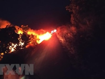 Hiện trường vụ cháy xe bồn chở xăng. (Ảnh: Hồng Điệp/TTXVN).