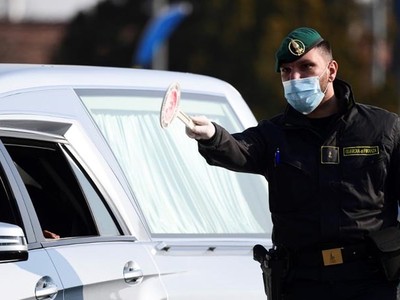 Nhân viên an ninh điều khiển giao thông tại một trạm kiểm soát ở thị trấn Zorlesco, vùng Lombardy, Italy hôm 24/2. Ảnh: AFP.