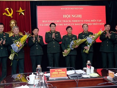 Đại tướng Lương Cường chúc mừng các đồng chí bàn giao và nhận bàn giao nhiệm vụ.