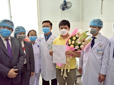 Bệnh nhân Li Zichao (áo vàng) đã được xuất viện sau 13 ngày điều trị tại Bệnh viện Chợ Rẫy. Ảnh: Lê Toàn.